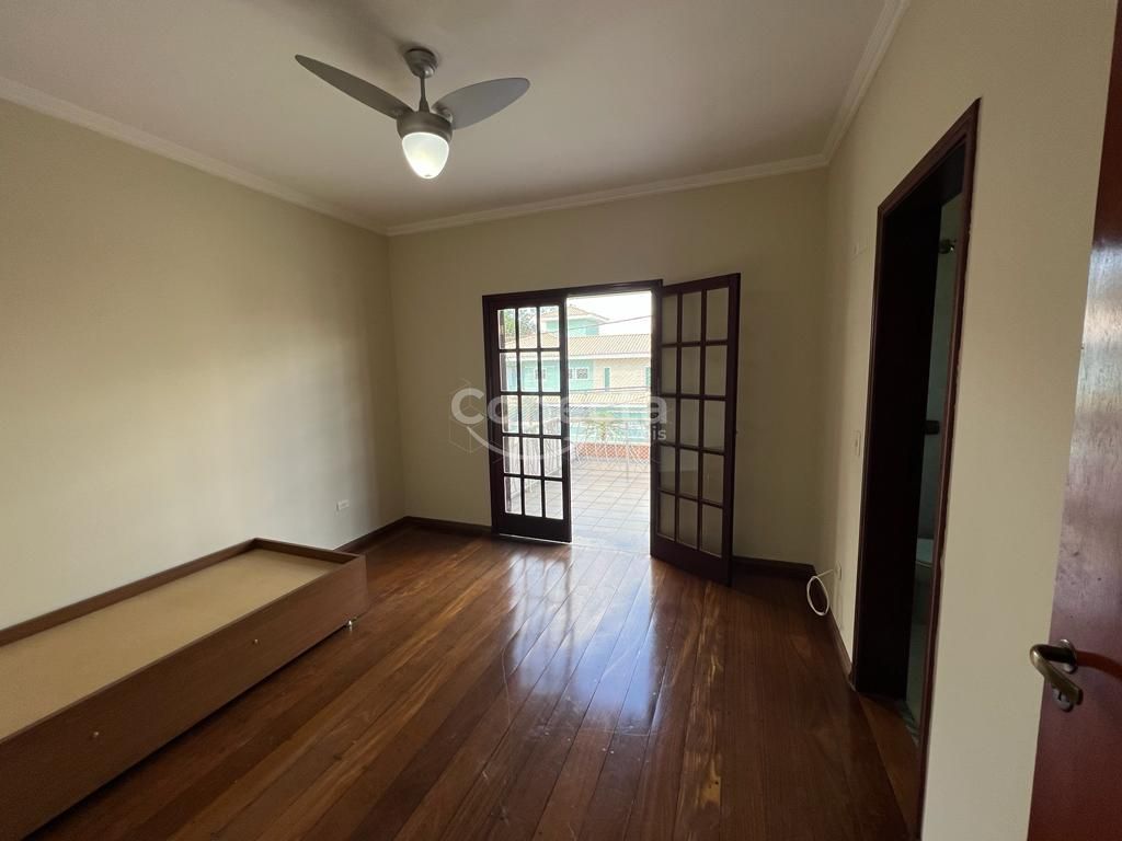 Casa de Condomínio à venda com 3 quartos, 225m² - Foto 4