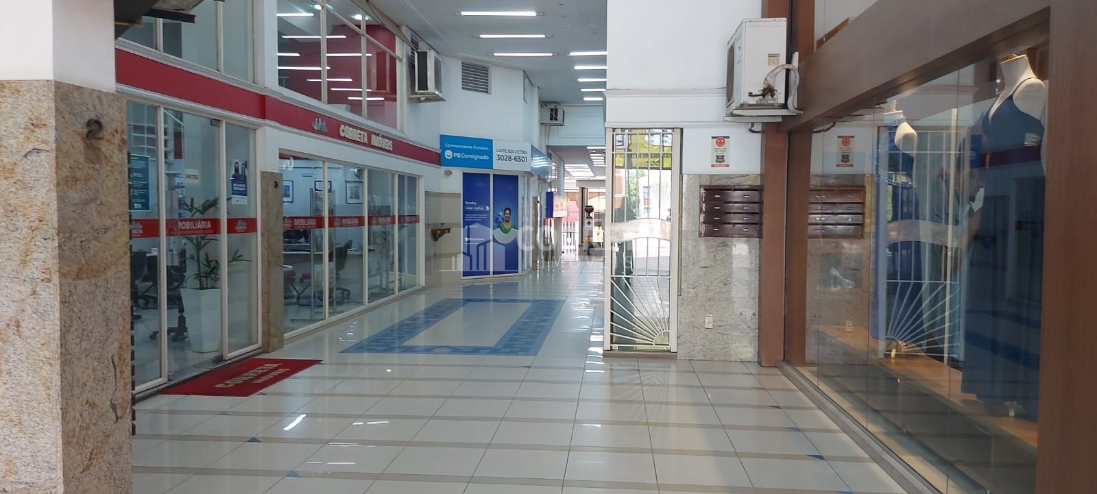 Ótima Sala Comercial, muito bem localizada e com espaço amplo e bem planejado -