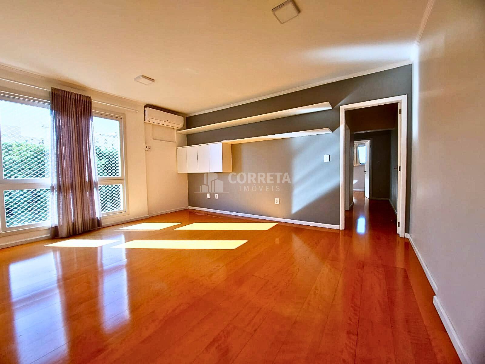 APARTAMENTO AMPLO - CENTRO - ELEVADOR E PORTARIA ELETRONICA