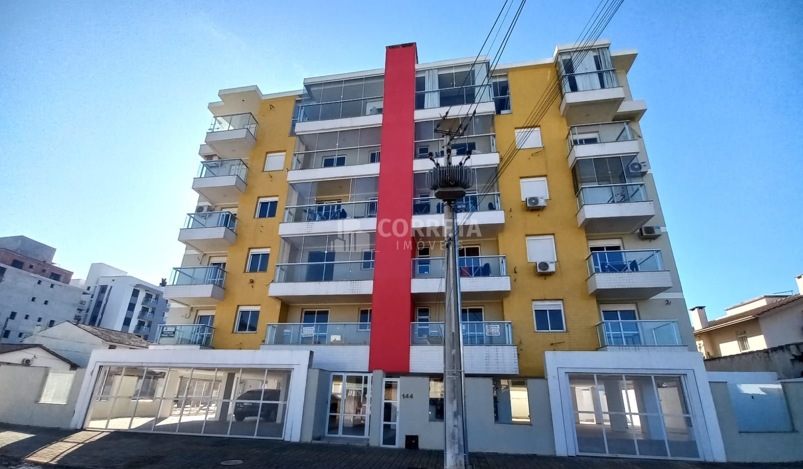 VENDA DE APARTAMENTO DE DOIS DORMITÓRIOS, SUÍTE, ELEVADOR, SACADA COM CHURRASQUE