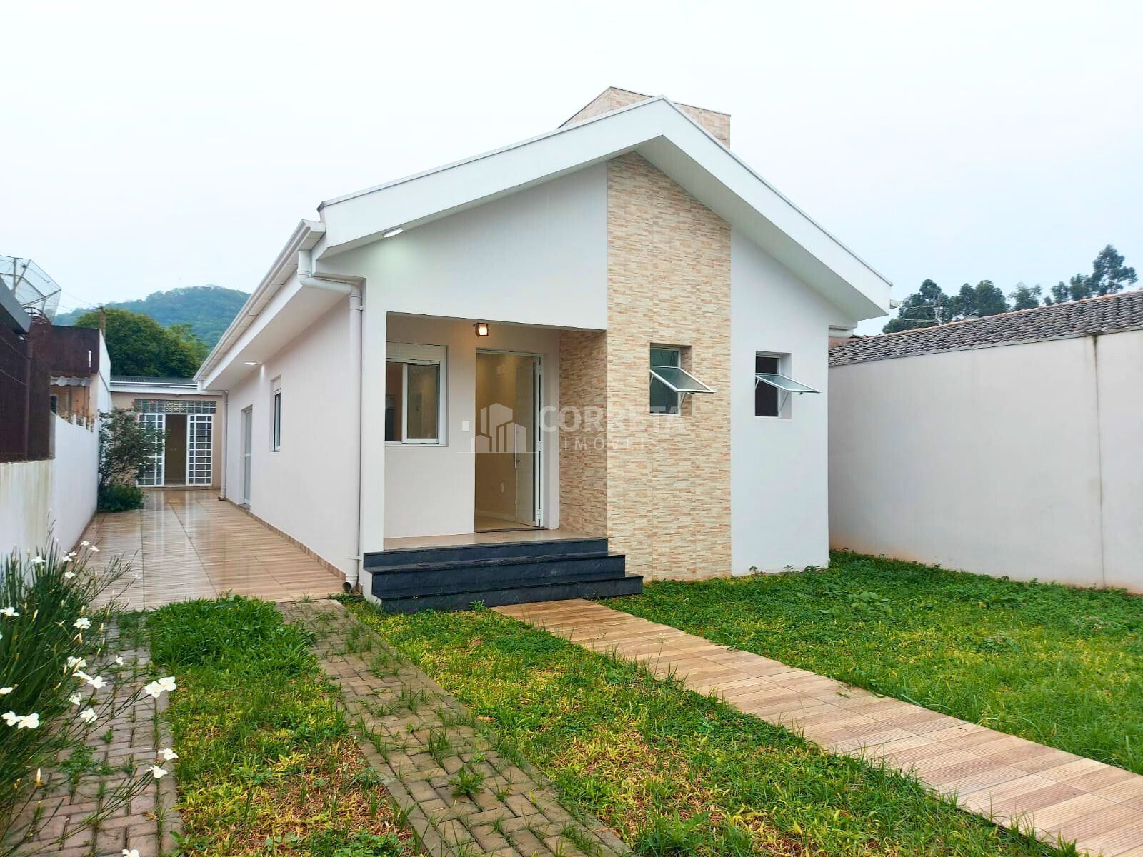 Casa à venda com 3 quartos, 100m² - Foto 1