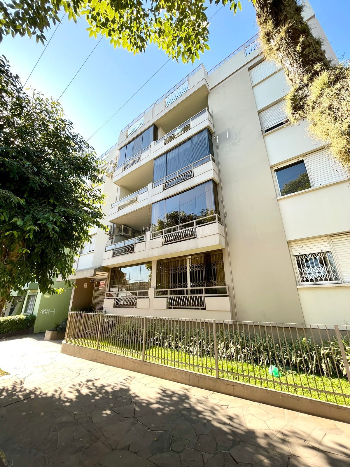 Apartamento duplex semimobiliado com 3 dormitórios, suíte, living integrado, coz