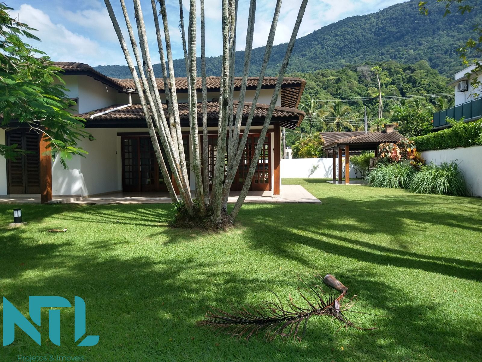 Casa à venda com 4 quartos, 275m² - Foto 1