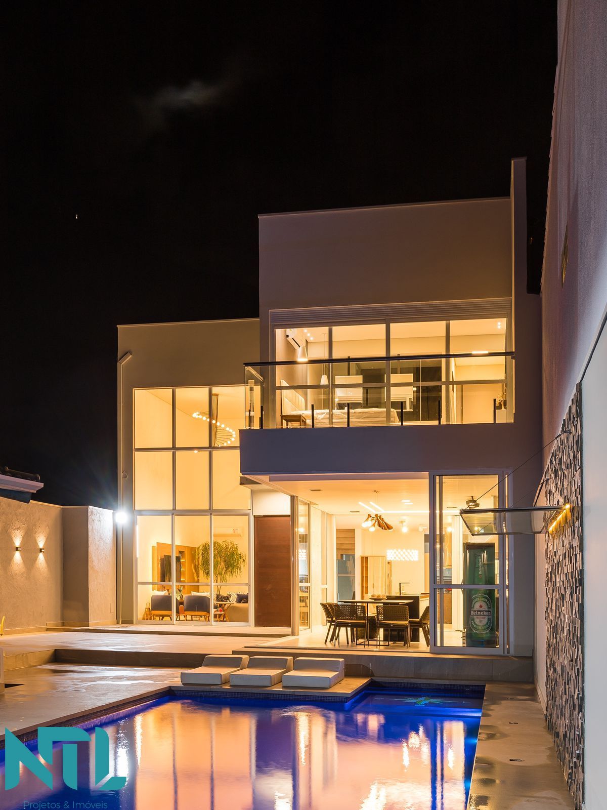 Sobrado à venda com 3 quartos, 310m² - Foto 1