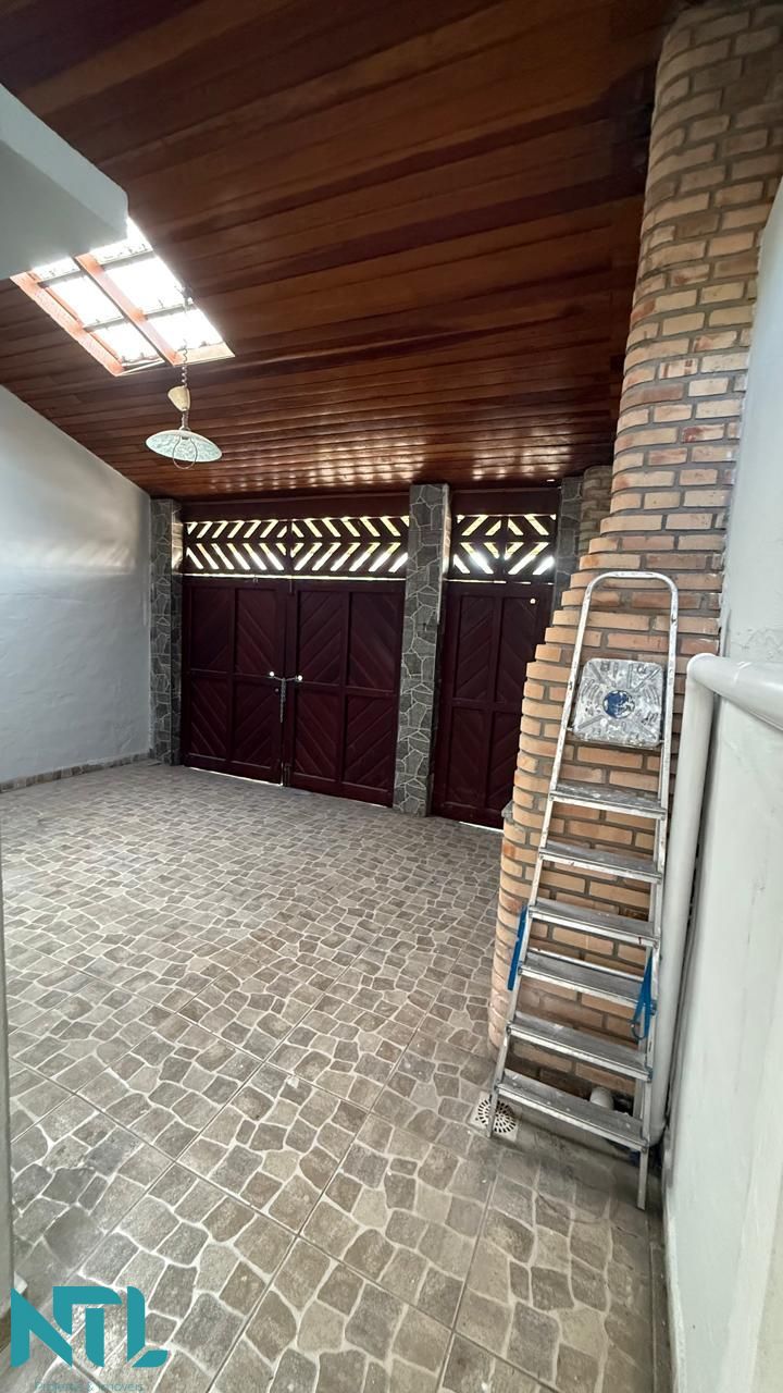 Casa à venda com 2 quartos, 90m² - Foto 2