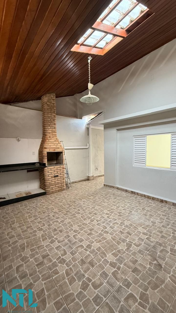 Casa à venda com 2 quartos, 90m² - Foto 4