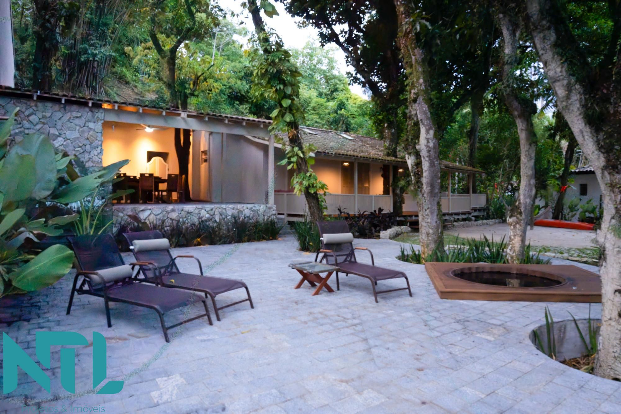 Casa à venda com 3 quartos, 206m² - Foto 1