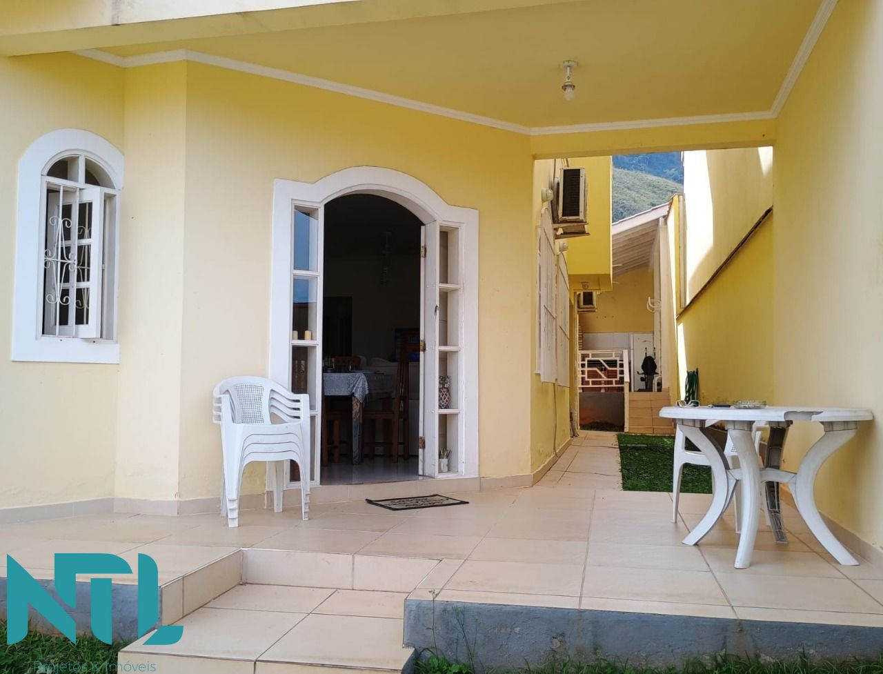 Sobrado à venda com 5 quartos, 245m² - Foto 1