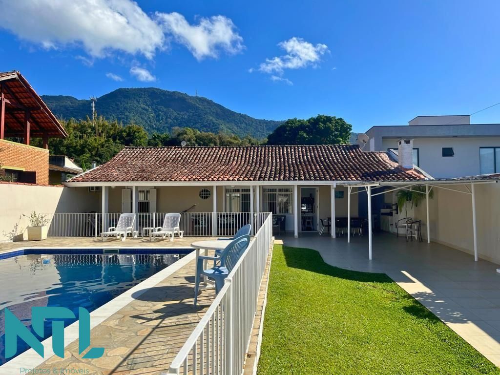Casa à venda com 3 quartos, 225m² - Foto 2