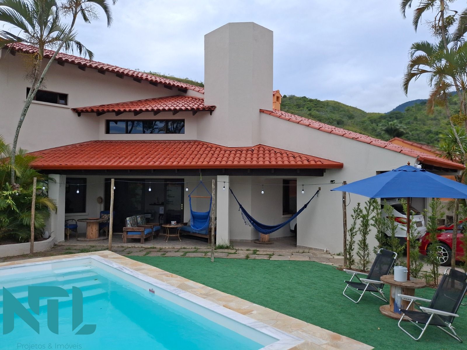 Casa à venda com 3 quartos, 230m² - Foto 1