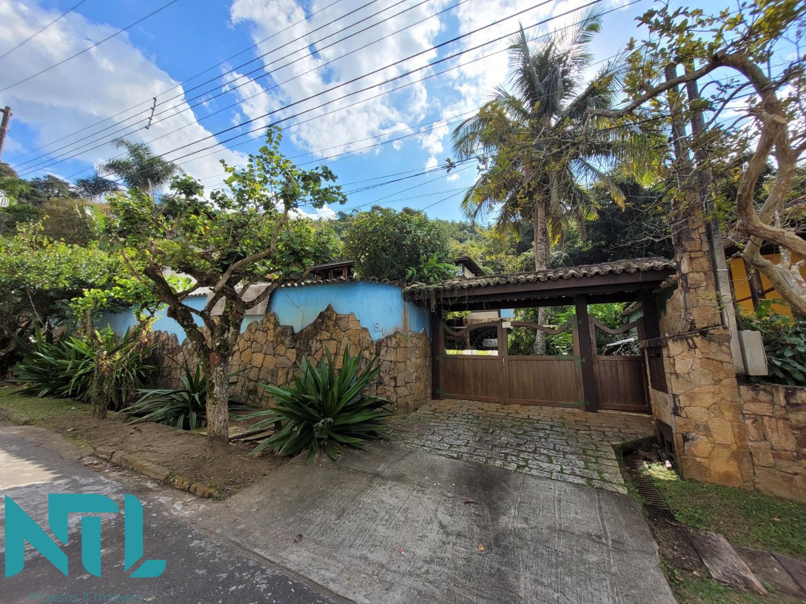 Casa à venda com 3 quartos, 400m² - Foto 1