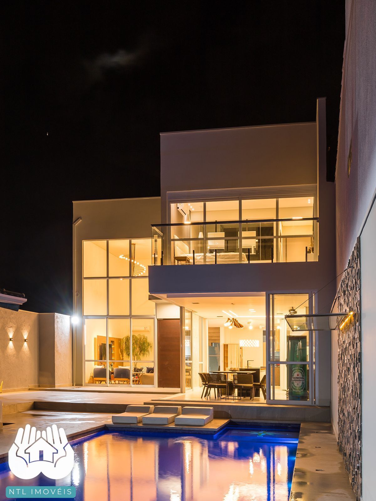 Sobrado à venda com 3 quartos, 310m² - Foto 1