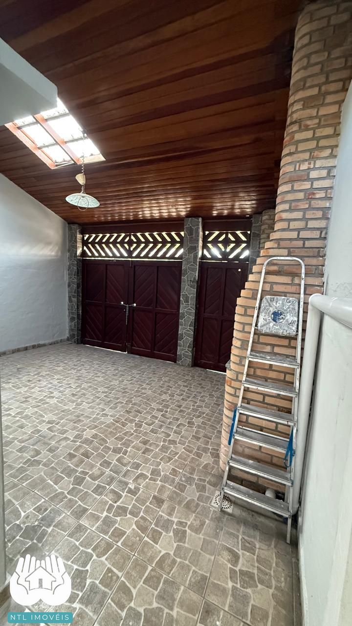 Casa à venda com 2 quartos, 90m² - Foto 2