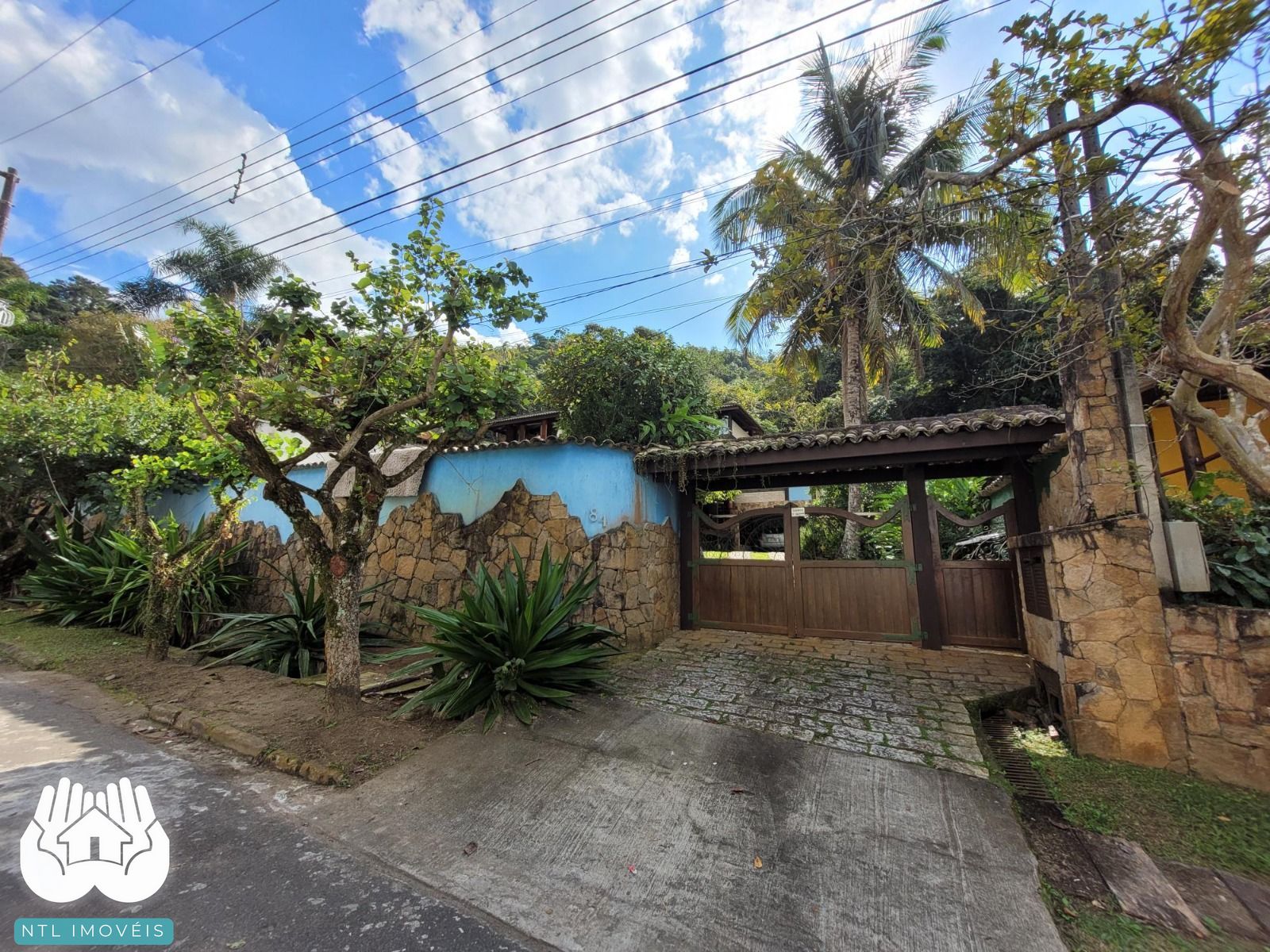 Casa à venda com 3 quartos, 400m² - Foto 1