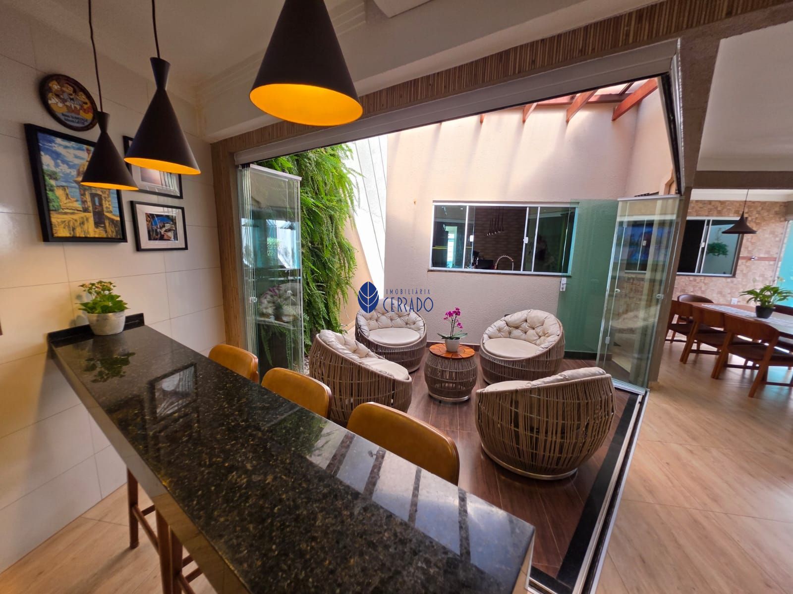Casa de alto padrão com 3 quartos, suíte e ambientes climati
