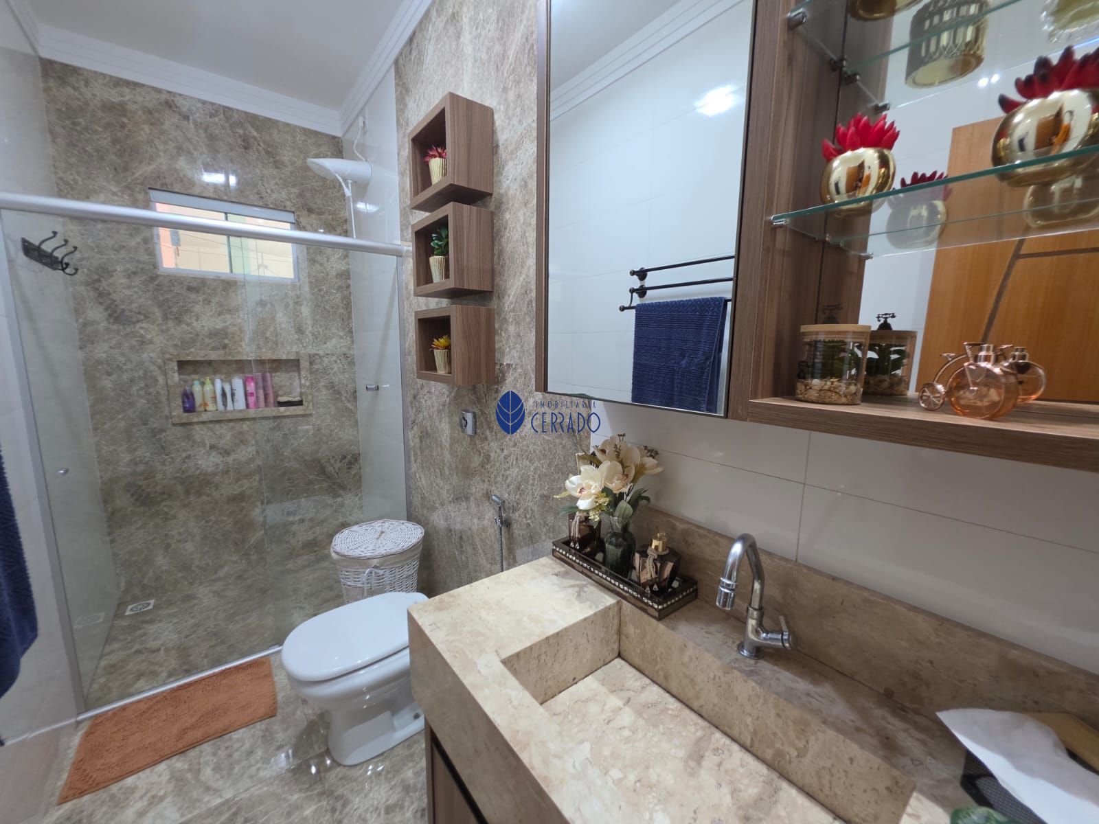 Casa de alto padrão com 3 quartos, suíte e ambientes climati