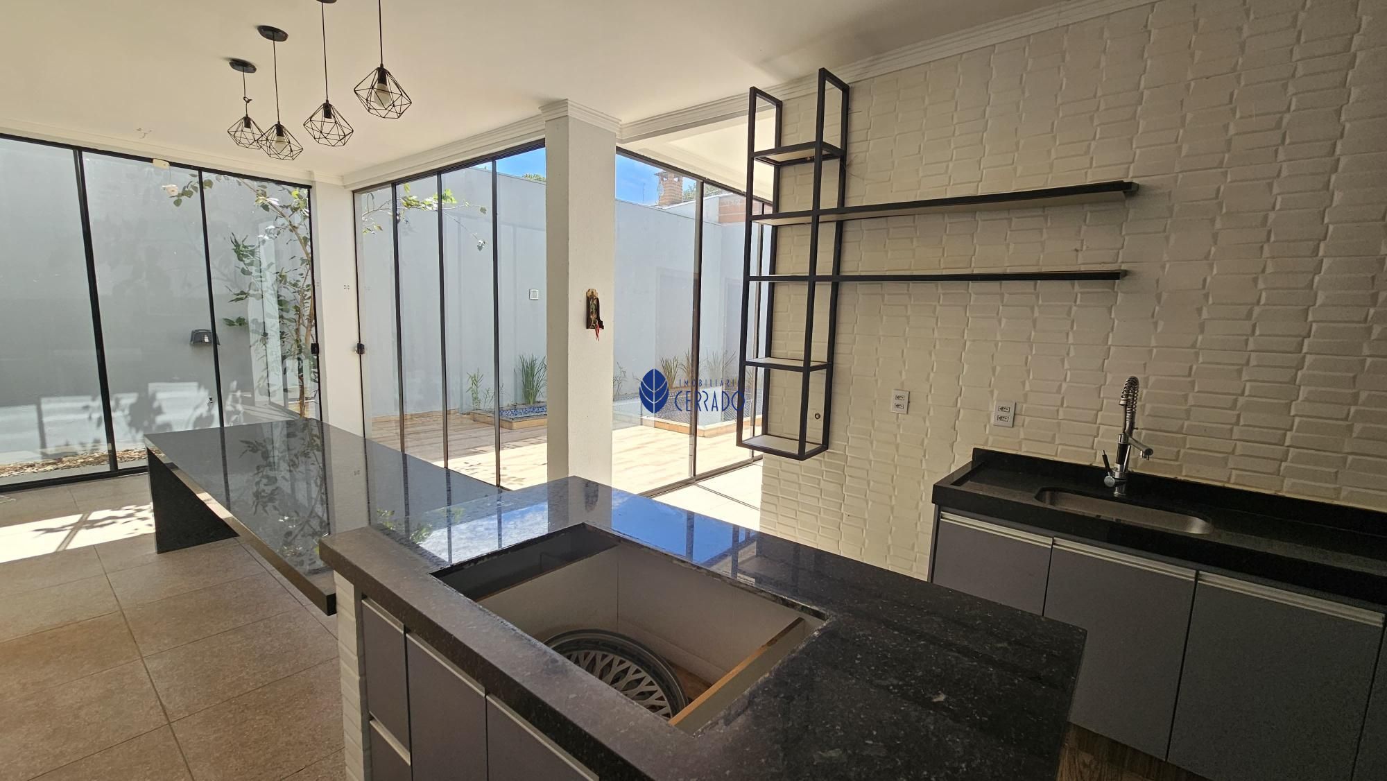 Sobrado com 4 Dormitórios à venda, 300 m² por R$ 1.250.000,00