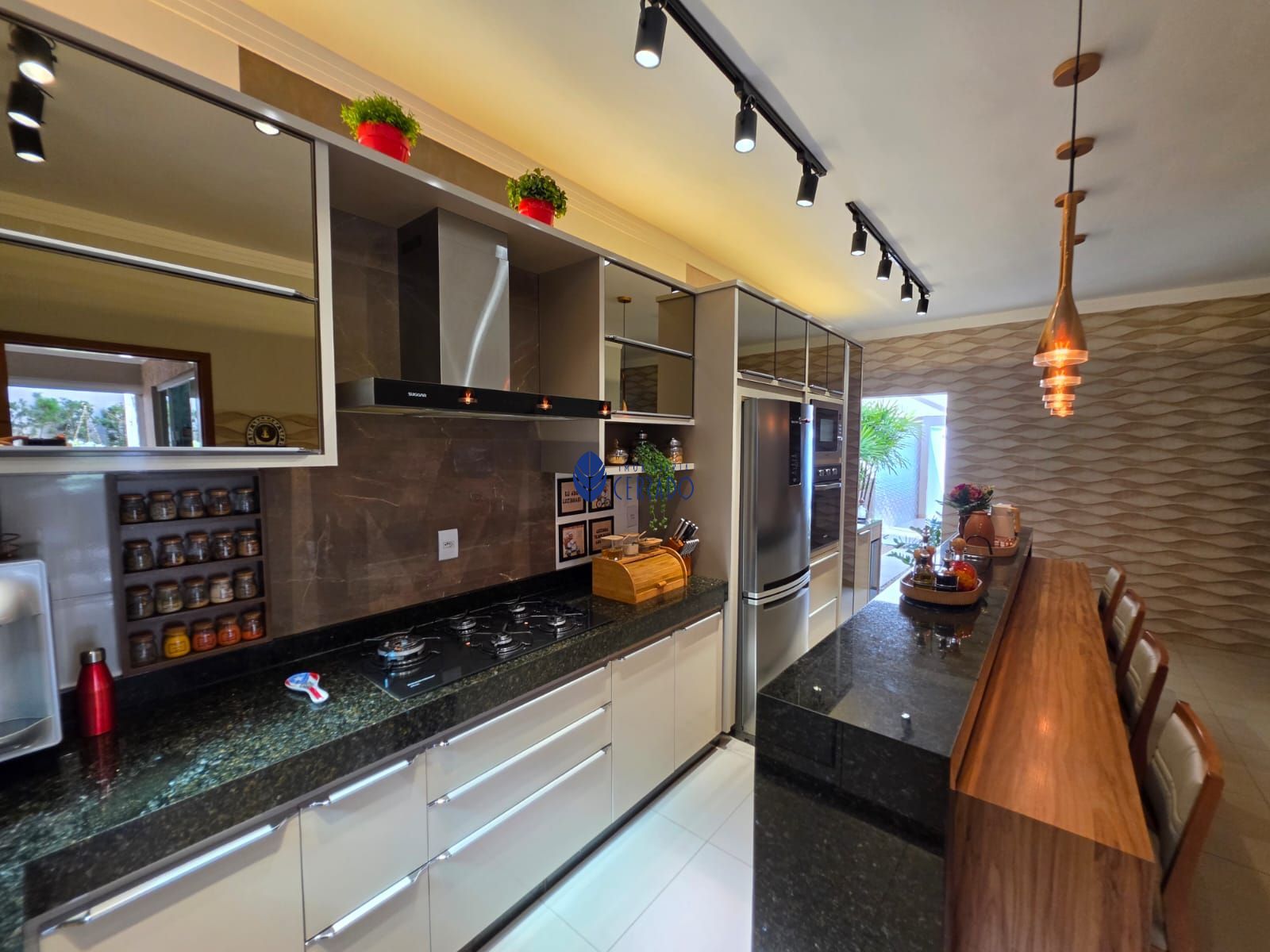 Casa de alto padrão com 3 quartos, suíte e ambientes climati