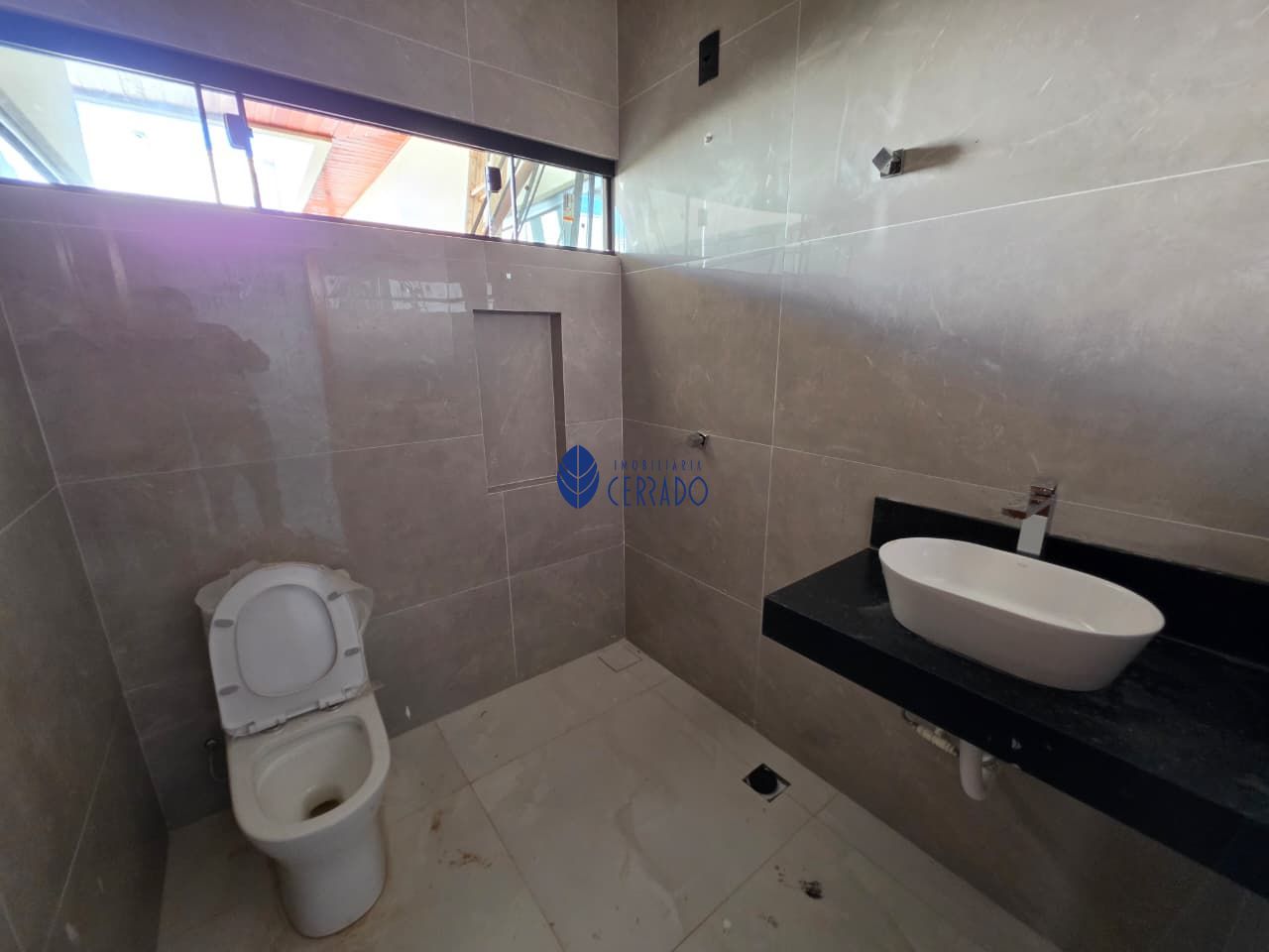 Casa à venda no bairro jardim itália – com piscina e área go