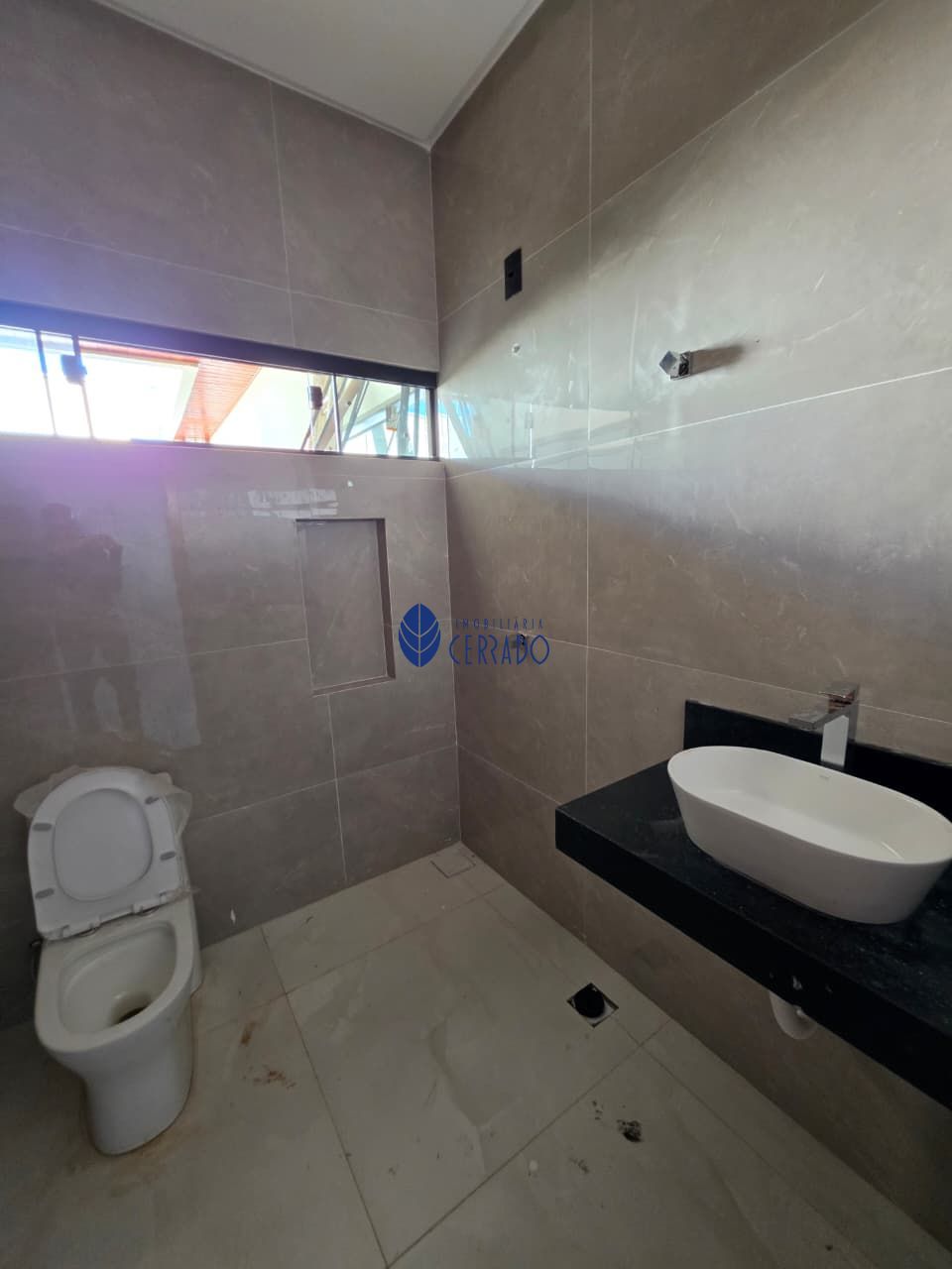 Casa à venda no bairro jardim itália – com piscina e área go