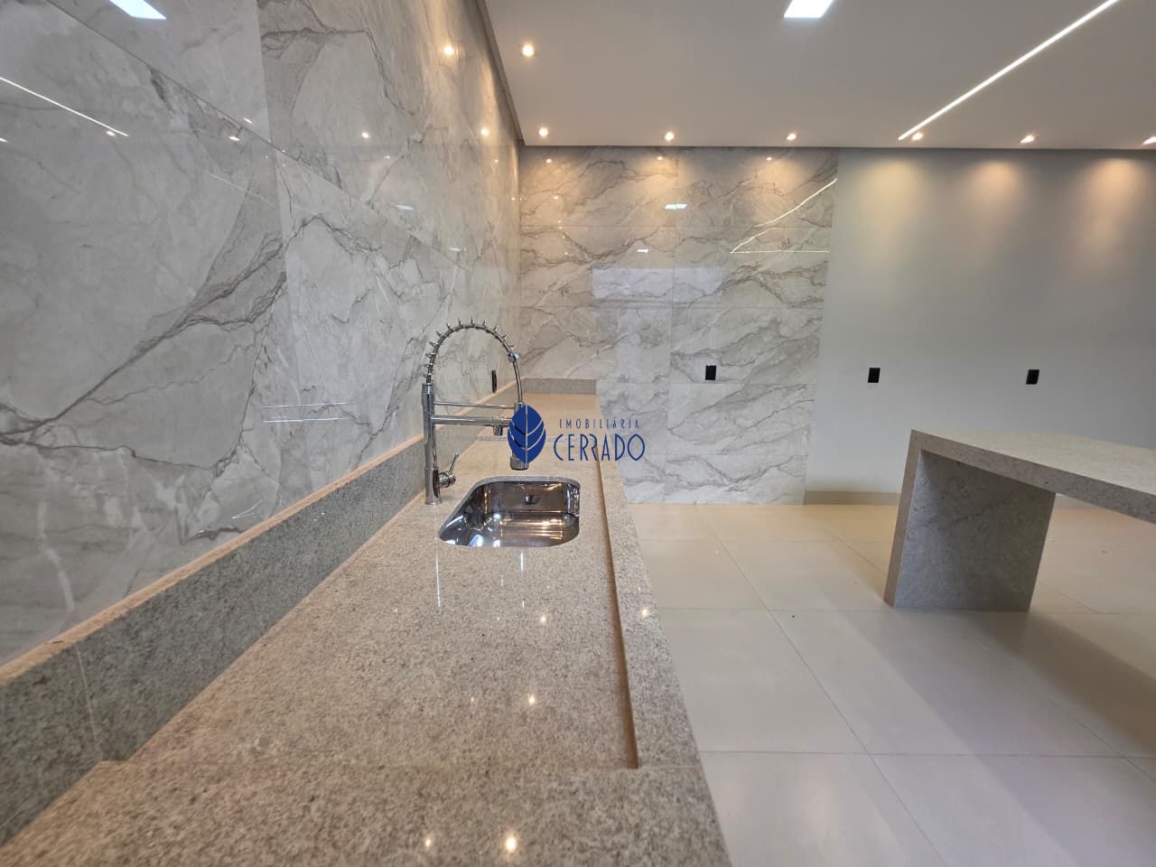Casa moderna de alto padrão à venda no jardim itália – anápo