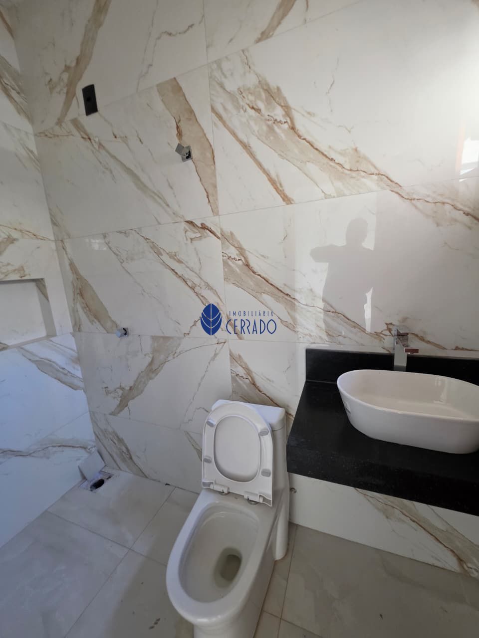 Casa à venda no bairro jardim itália – com piscina e área go
