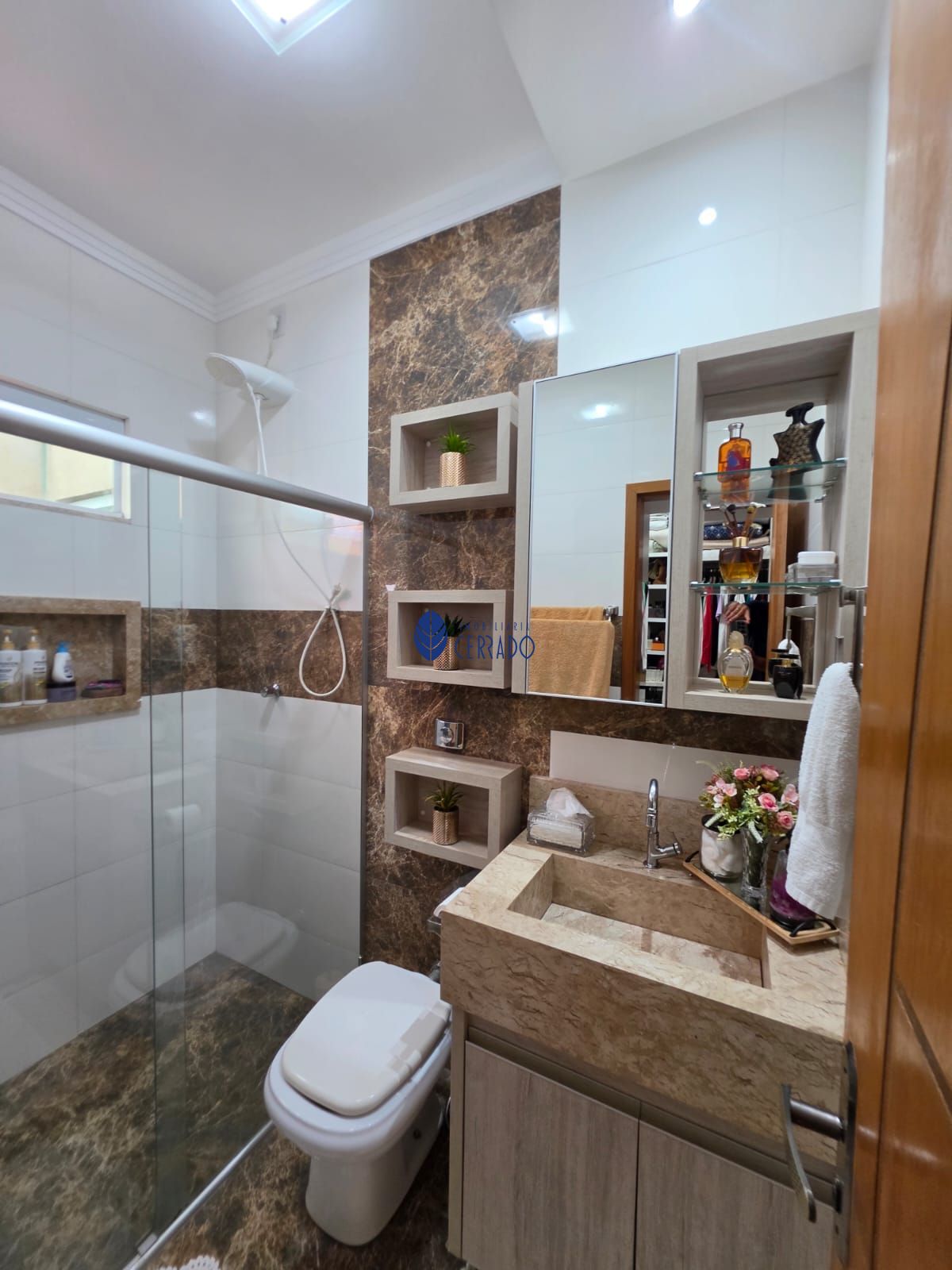 Casa de alto padrão com 3 quartos, suíte e ambientes climati