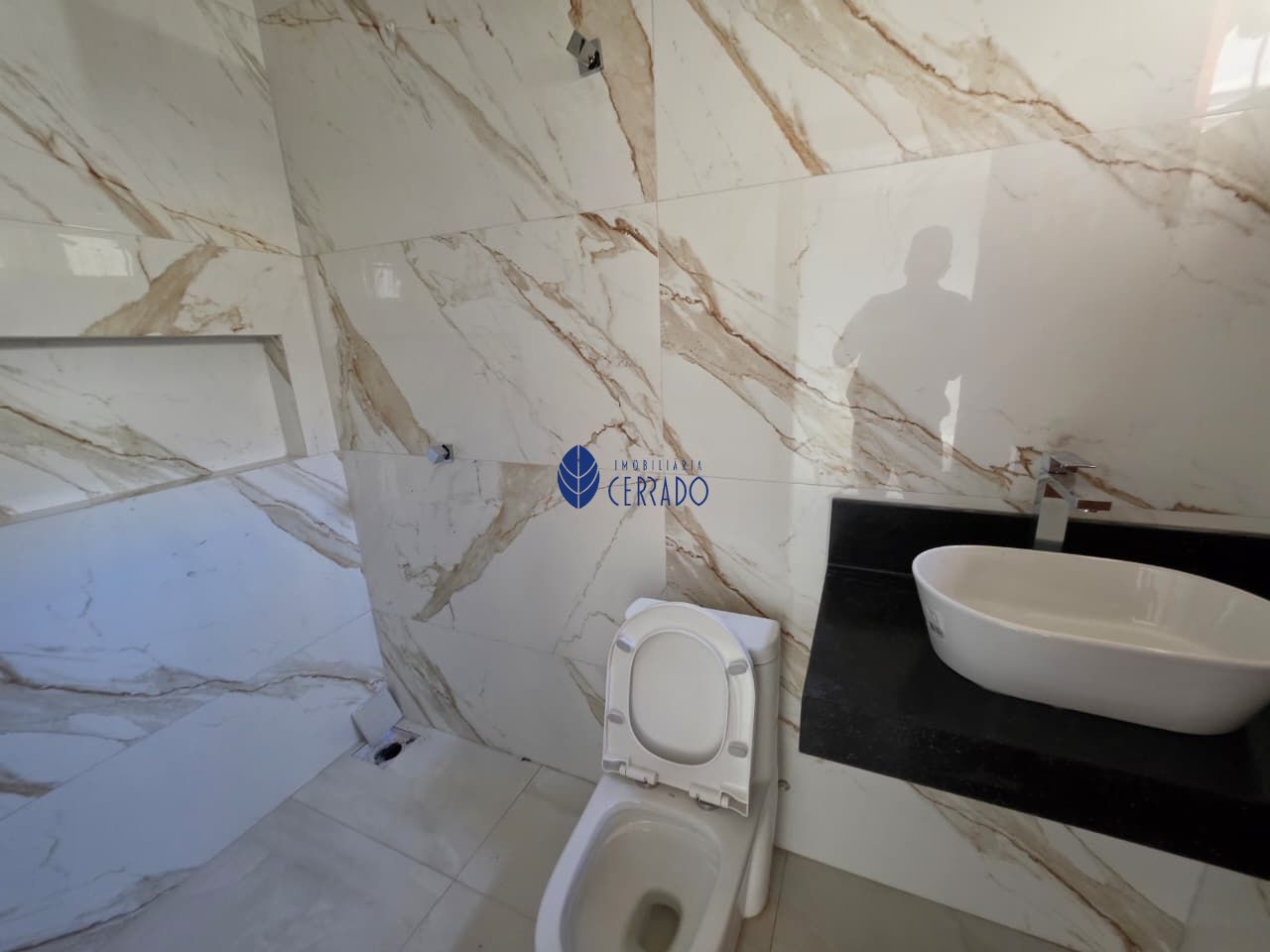 Casa à venda no bairro jardim itália – com piscina e área go