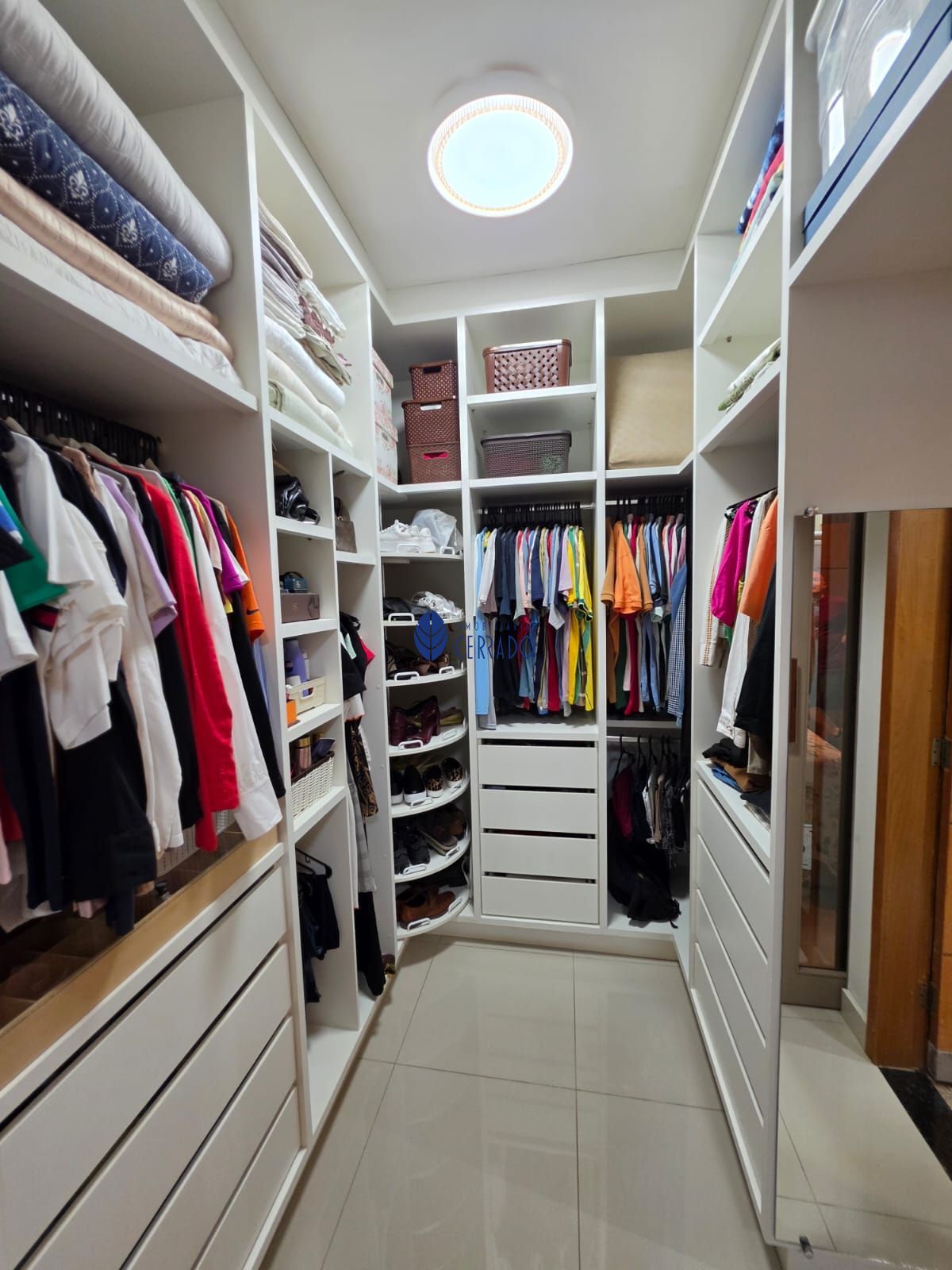 Casa de alto padrão com 3 quartos, suíte e ambientes climati