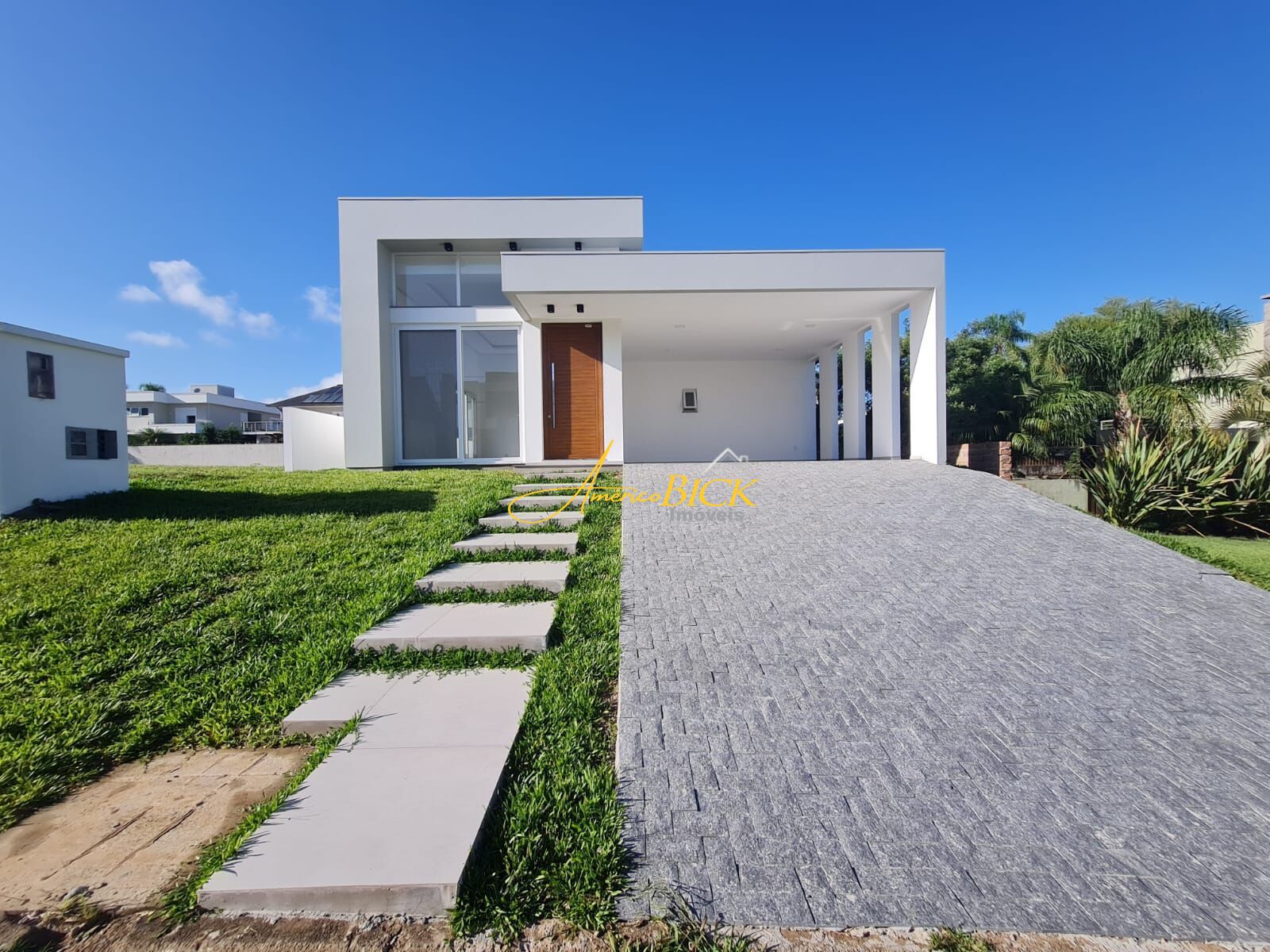 Casa à venda com 3 quartos, 227m² - Foto 1