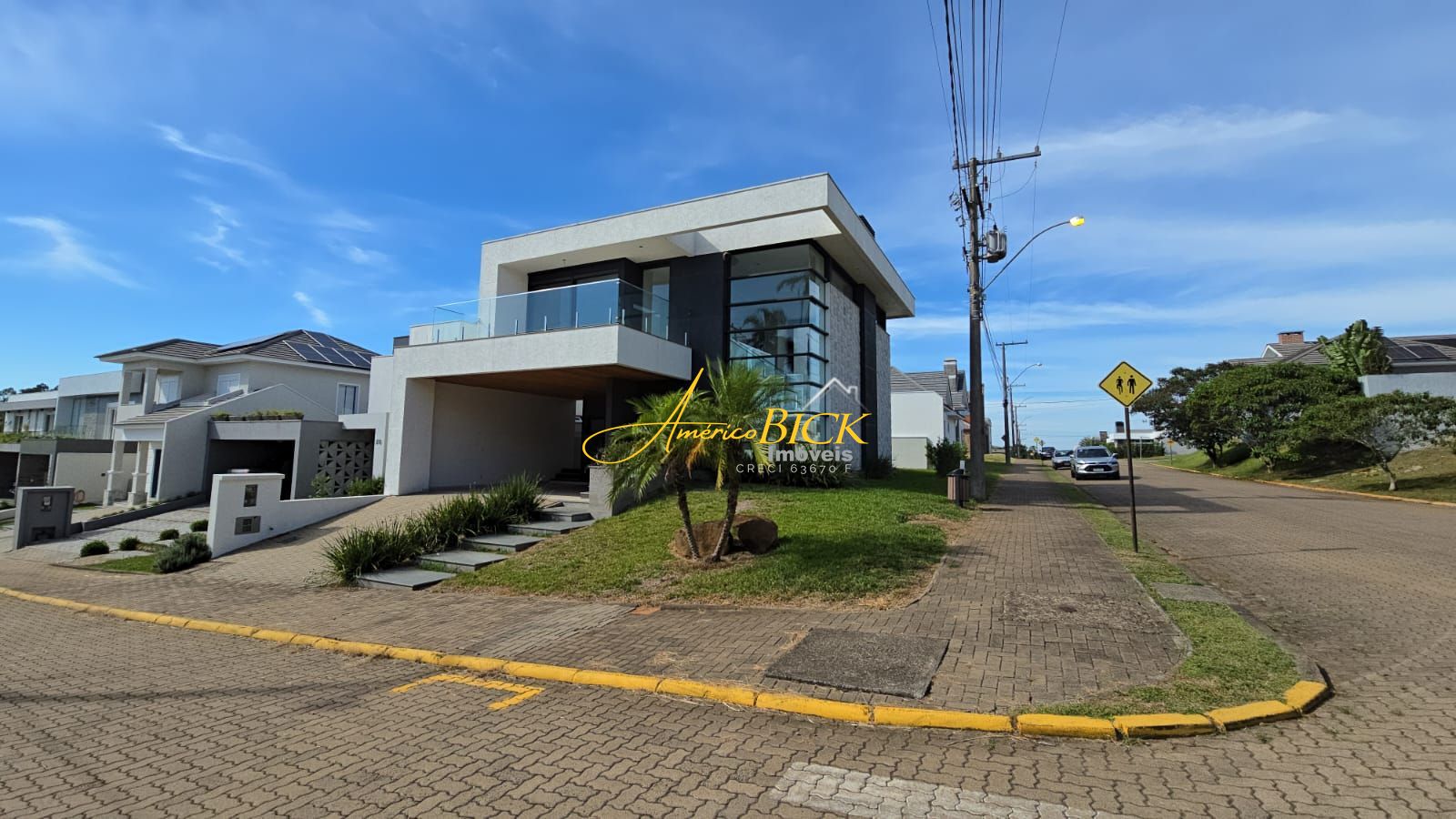 Casa à venda com 3 quartos, 228m² - Foto 2