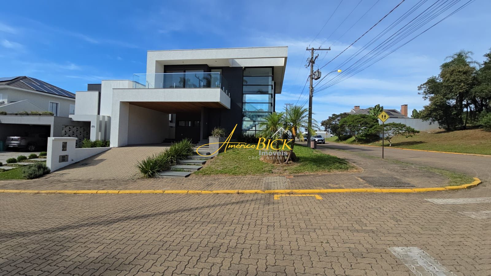 Casa à venda com 3 quartos, 228m² - Foto 1