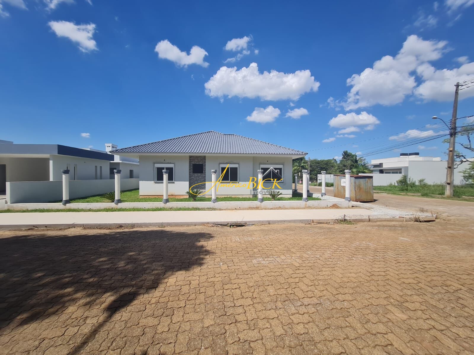 Casa à venda com 3 quartos, 167m² - Foto 1