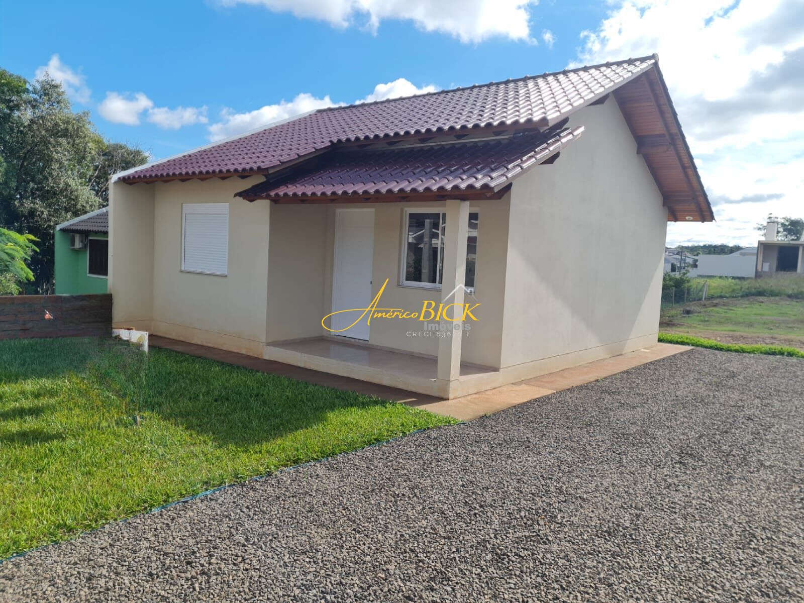 Casa à venda com 2 quartos, 56m² - Foto 1