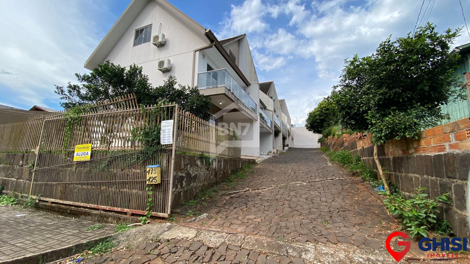 Sobrado no Bairro Cristo Rei, com 1 suíte e 3 quartos, possui energia solar