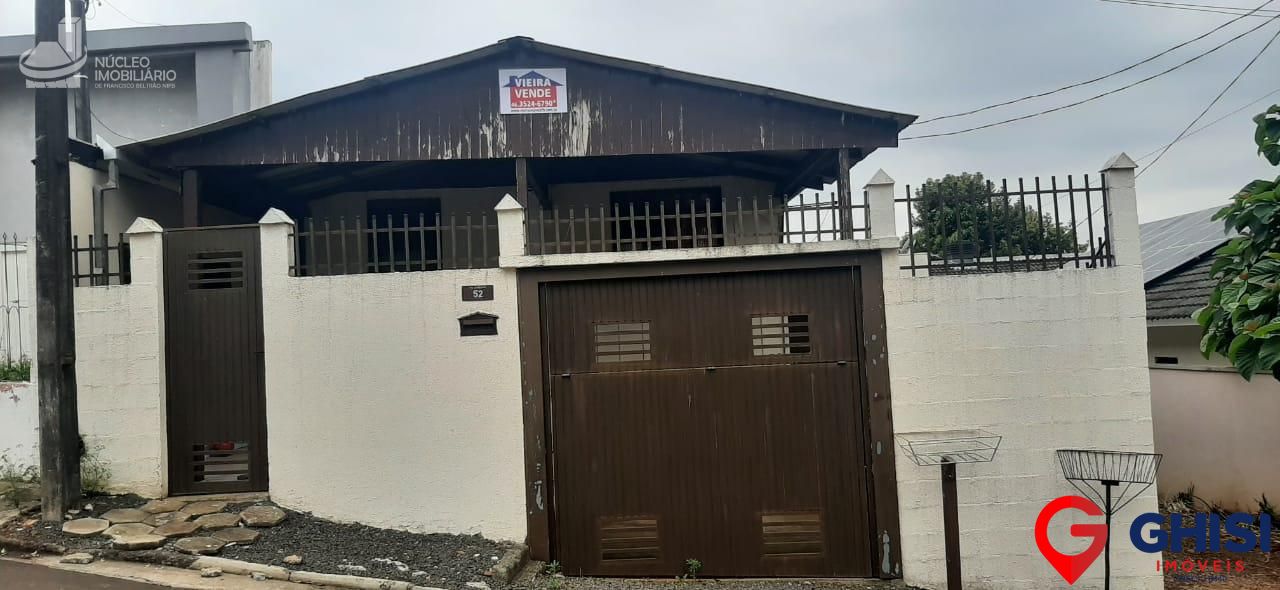 Casa encima com 02 quartos e dois apartamentos embaixo.