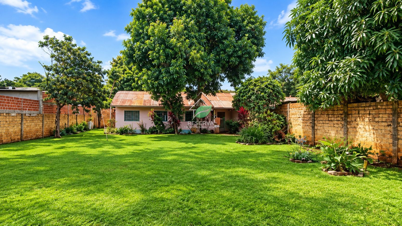 Casa à Venda na Vila C | Amplo Terreno e Espaço para Toda a Família