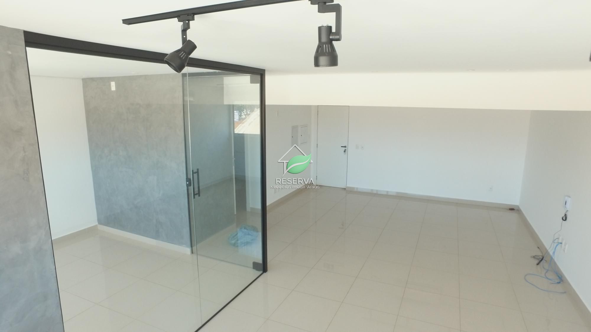 Sala Comercial de 74 m² para Locação — Edifício Novo Iguaçu