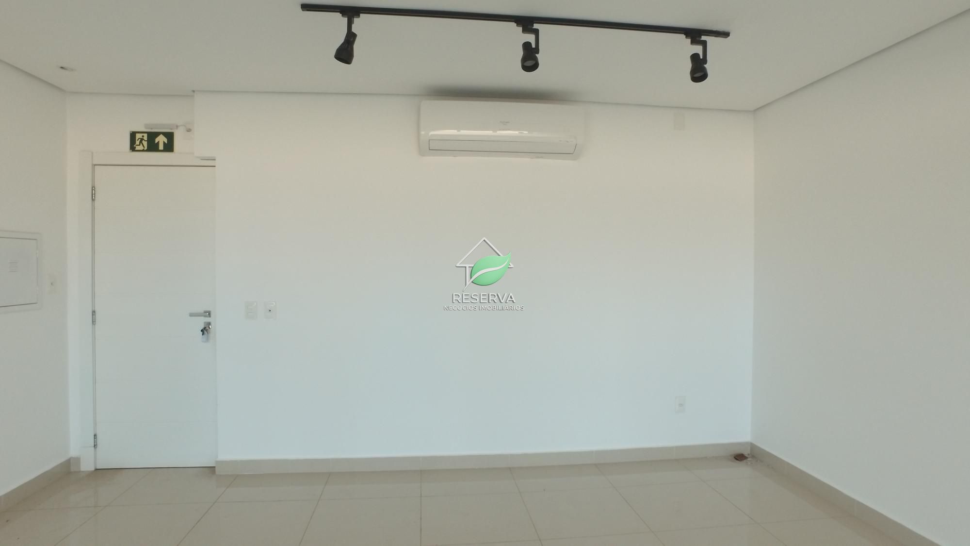Sala Comercial de 74 m² para Locação — Edifício Novo Iguaçu