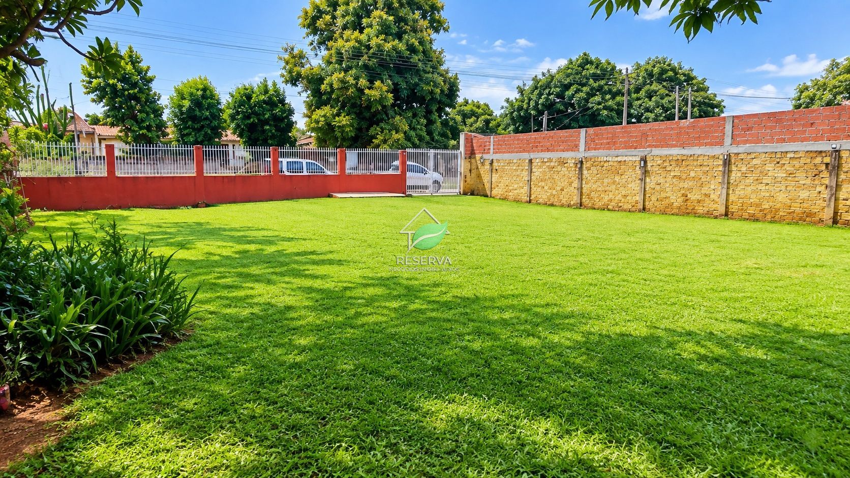Casa à Venda na Vila C | Amplo Terreno e Espaço para Toda a Família