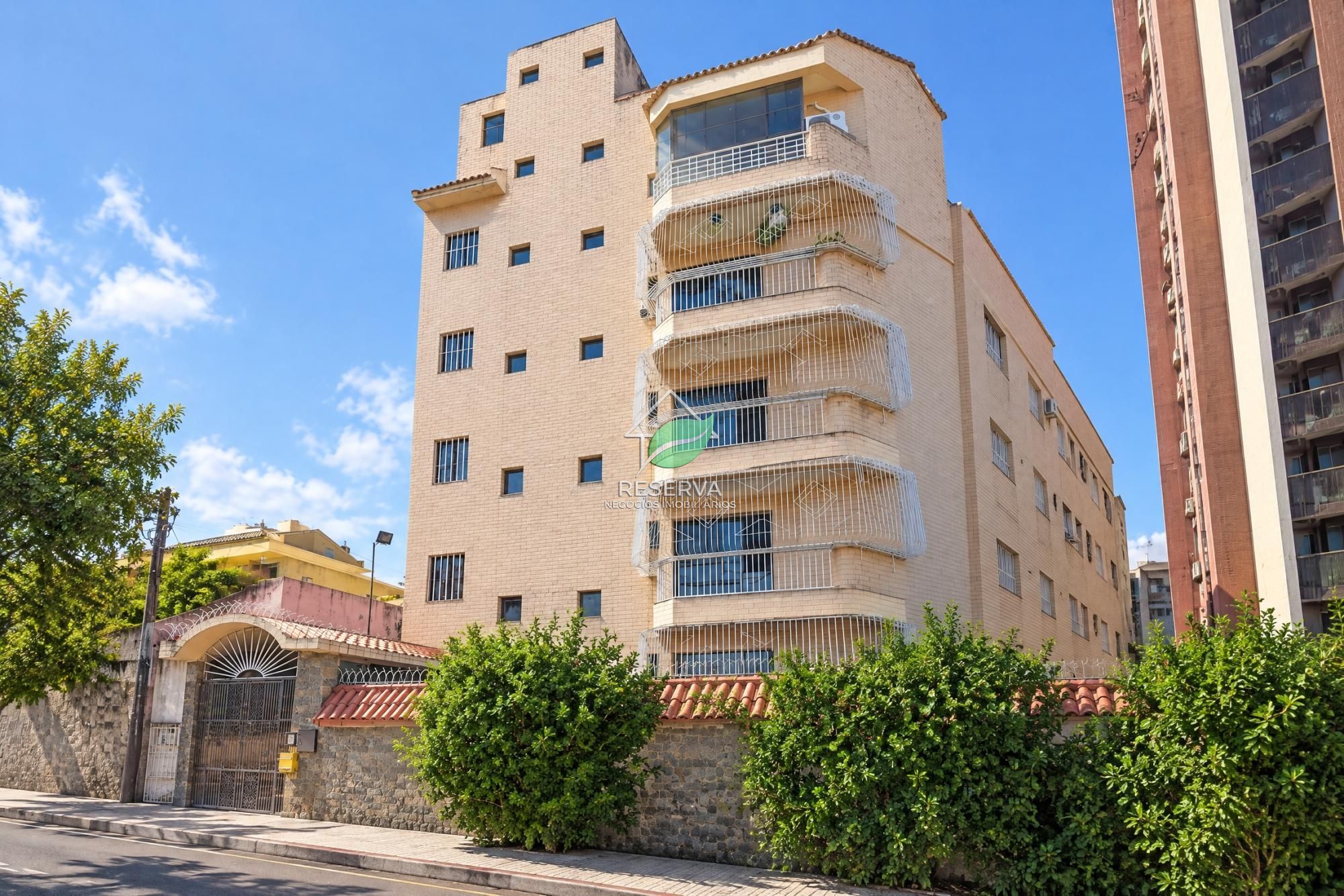 APARTAMENTO AMPLO NO CENTRO DE FOZ DO IGUAÇU — 206 M² PRIVATIVOS