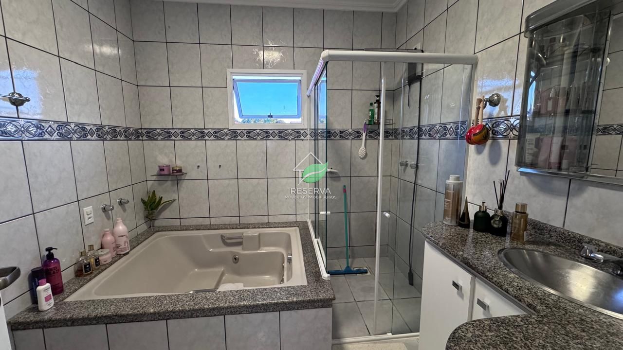 Sobrado amplo e completo no Jardim Lancaster I – R$ 900.000,00