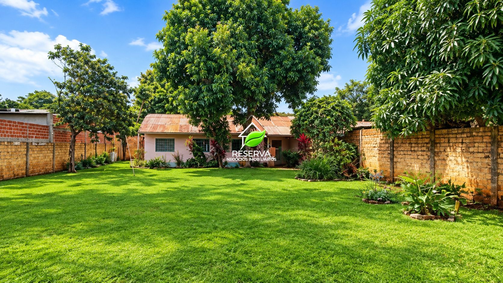 Casa à Venda na Vila C | Amplo Terreno e Espaço para Toda a Família