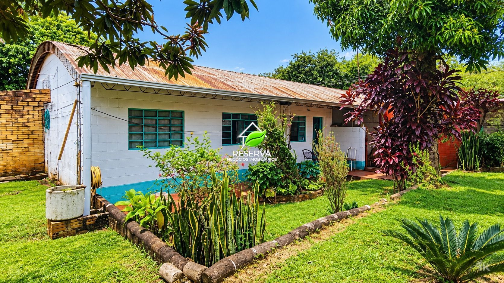 Casa à Venda na Vila C | Amplo Terreno e Espaço para Toda a Família
