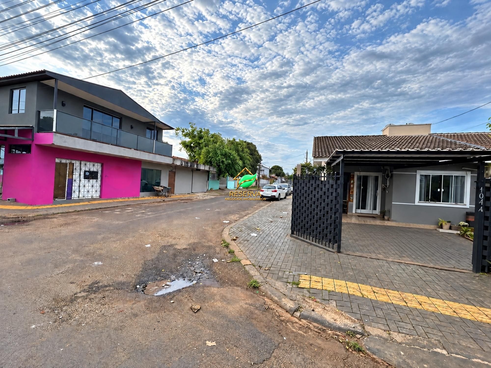 CASA DE ESQUINA PARA ALUGUEL — MORUMBI 3**