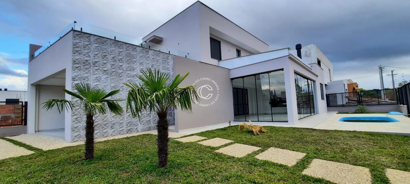 Casa à venda com 3 quartos, 228m² - Foto 1