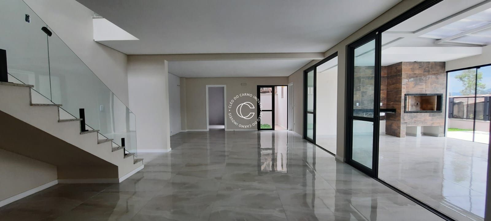 Casa à venda com 3 quartos, 228m² - Foto 2