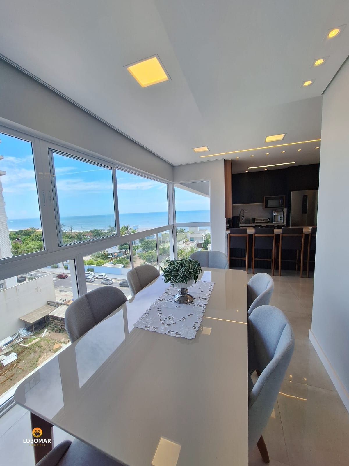 Apartamento vista mar e mobiliado, com 3 dormitórios e 2 vagas - Centro de Bal. - foto 1