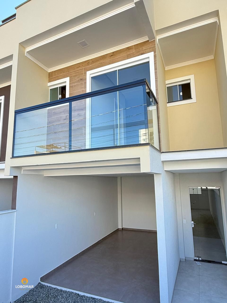 Sobrado novo, 400 metros do mar, pronto para morar, 3 dormitórios, sendo 1 suíte - foto 1