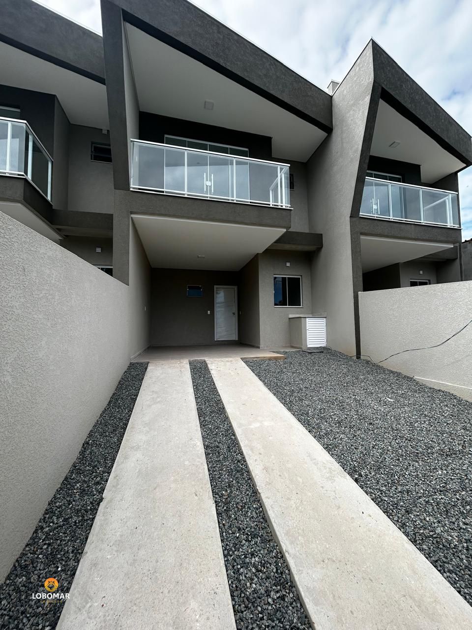 Sobrado com 02 Suítes, à 600m do mar, no Centro de Bal. Piçarras - SC - foto 1